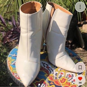 Basically New white heeled booties